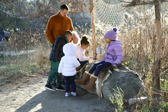 A father and his three children explore furs on the Historic Patuxet Homesite.