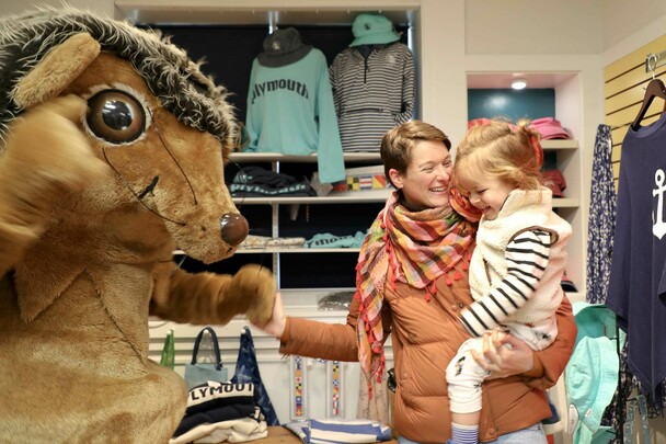 Hedige meets a mother and child in the Museum Shop.