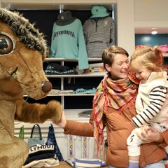 Hedige meets a mother and child in the Museum Shop.