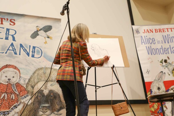 Jan Brett giving a live art demonstration.