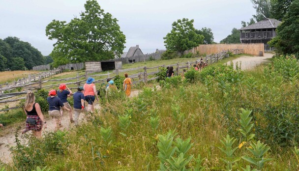 Strawberry thanksgiving standing quiver village path guests