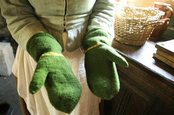 Pilgrim mittens green wool