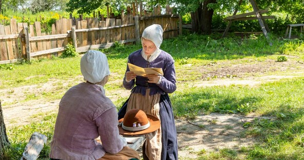 Two pilgrims reading