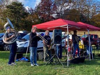 Shady rooster grain fest