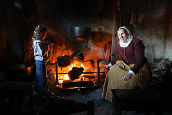 girl-hearth-cooking-pilgrim-english-village