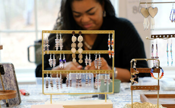 Indigenous Artisan makes jewelry at the Winter Fine Arts & Craft Fair