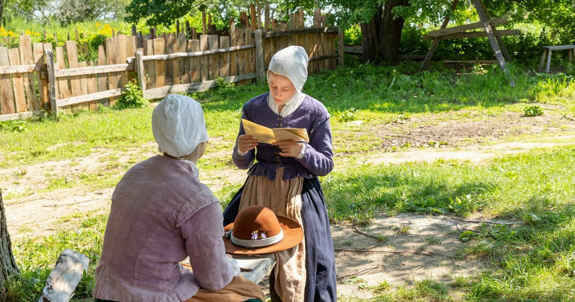 Two pilgrims reading